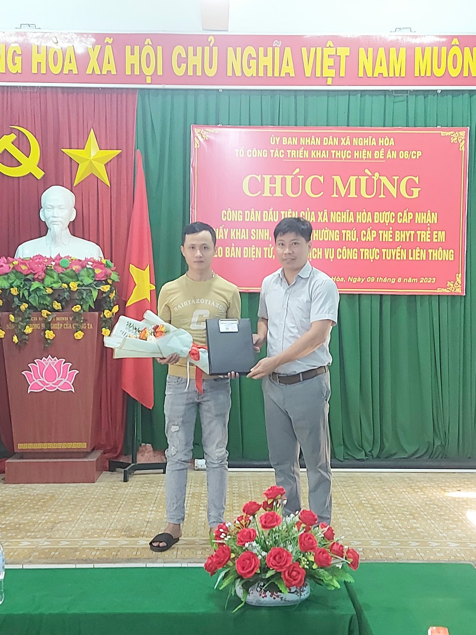 Đ/c Nguyễn Chí Hùng - PCT UBND xã trao thẻ BHYT