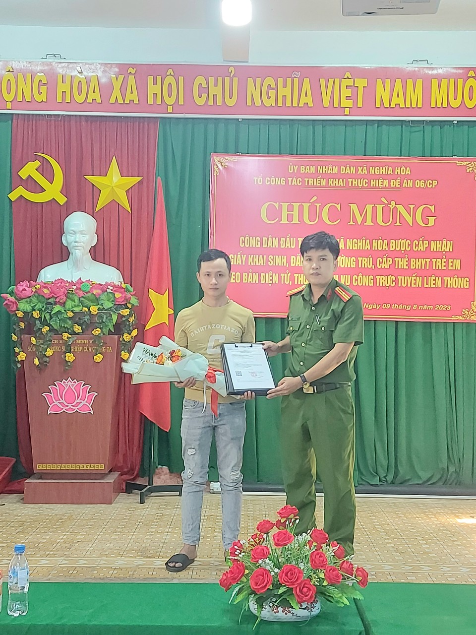 Đ/c Thiếu Tá Nguyễn Văn Trữ - Trưởng công an xã Trao chứng nhận đăng ký thường trú.